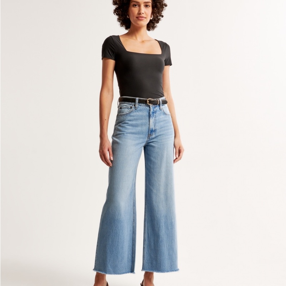 Abercrombie & Fitch High Rise Cropped Wide Leg Jean
